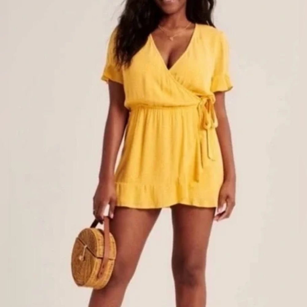 Abercrombie & Fitch Yellow Polka Dot Side Tie Waist Ruffle Trim Romper Sz Large